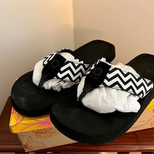 Yellow Box Yulisa Black/White Flip Flops